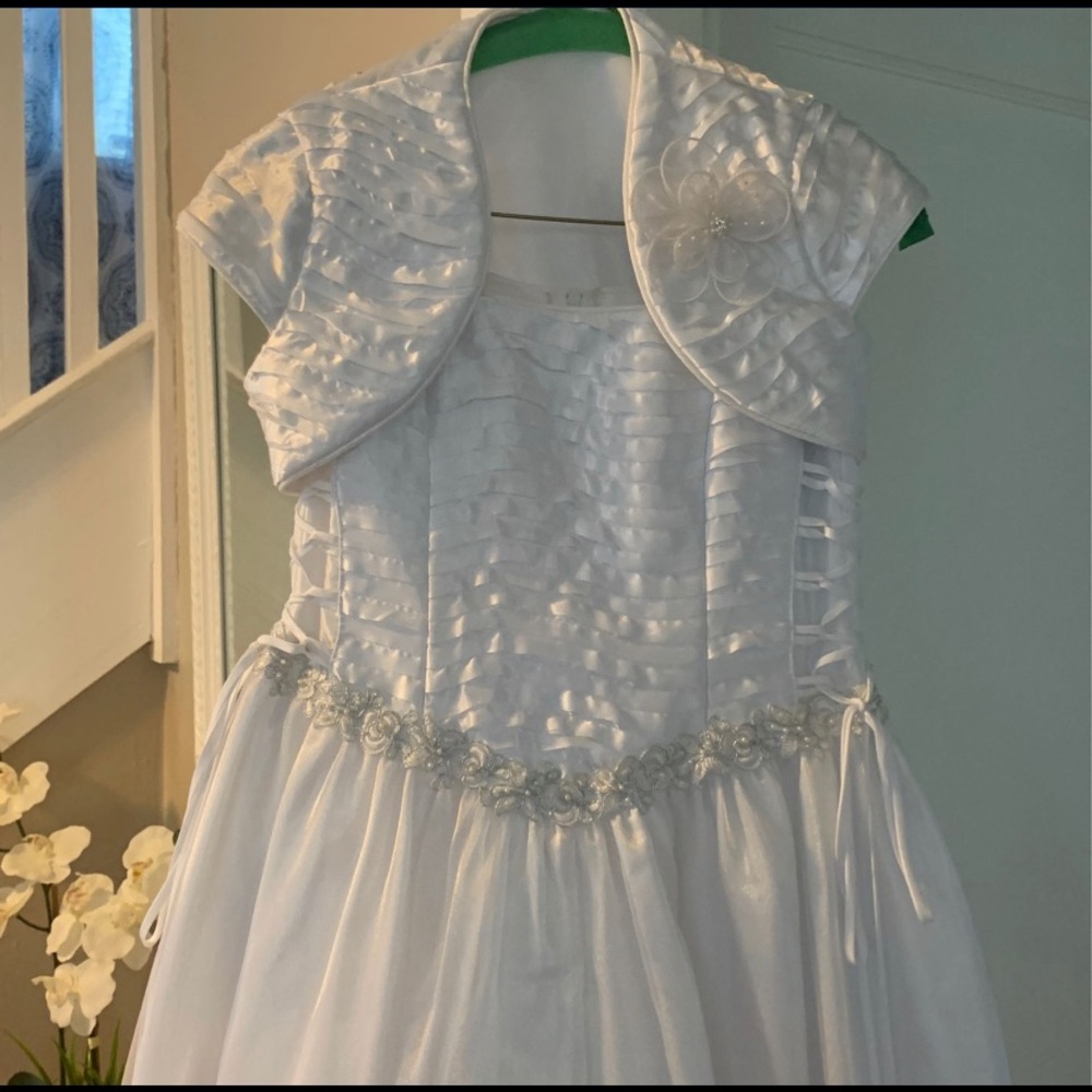 White Dress Size 7 Kids.